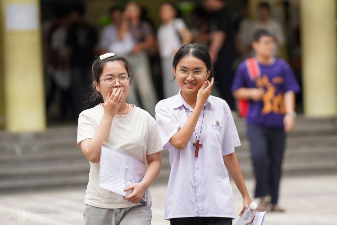 Thí sinh Đà Nẵng rời phòng thi Ngữ văn thi tốt nghiệp THPT trong tâm trạng thoải mái. Ảnh: Nguyễn Đông